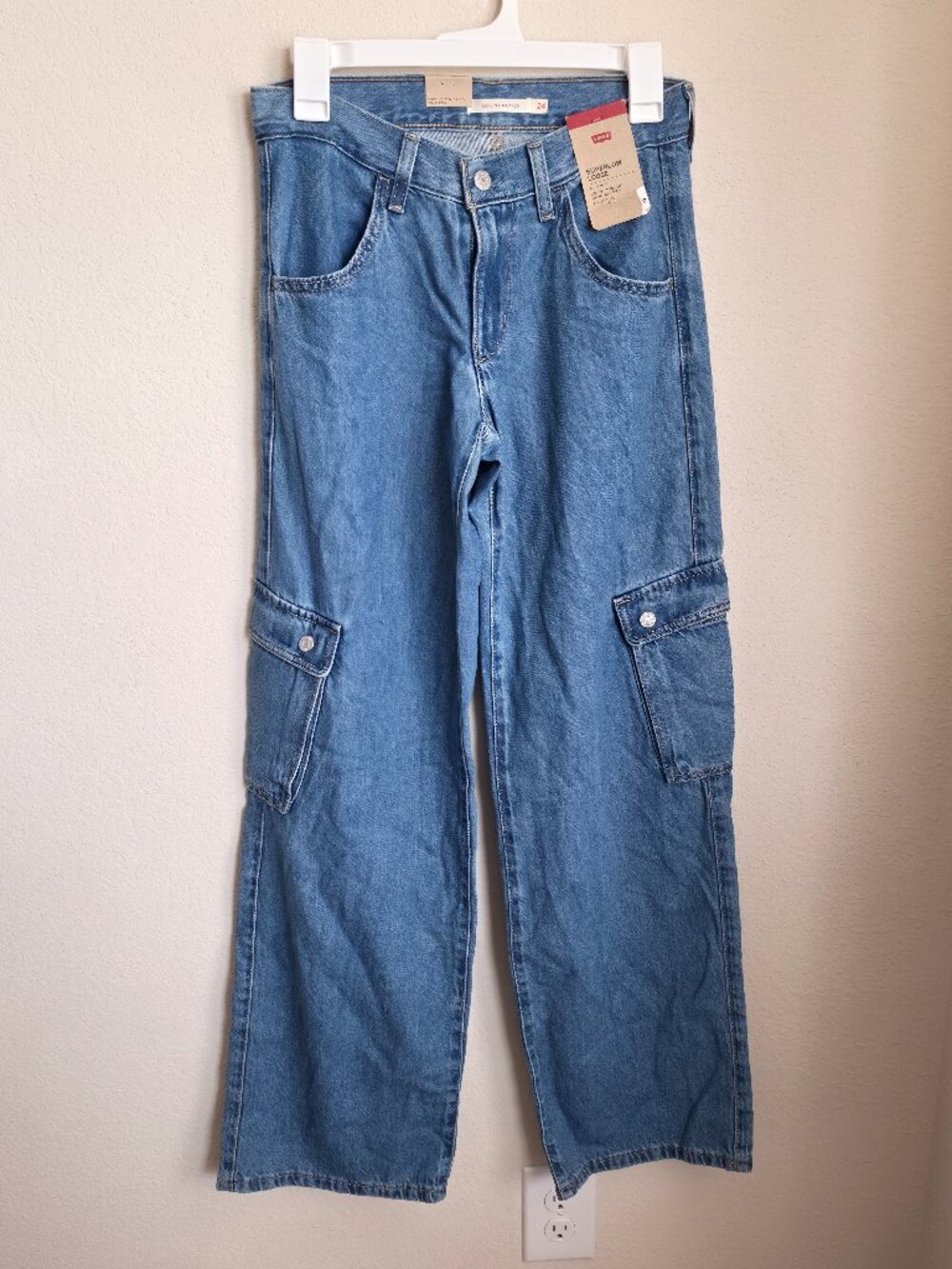 Levi's Women's Superlow Loose Cargo Jeans Medium Wash NWT 24 x 32